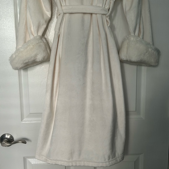 NWOT Pottery Barn Faux Fur Hooded Bath Robe - Ivory Alpaca - Picture 11 of 16